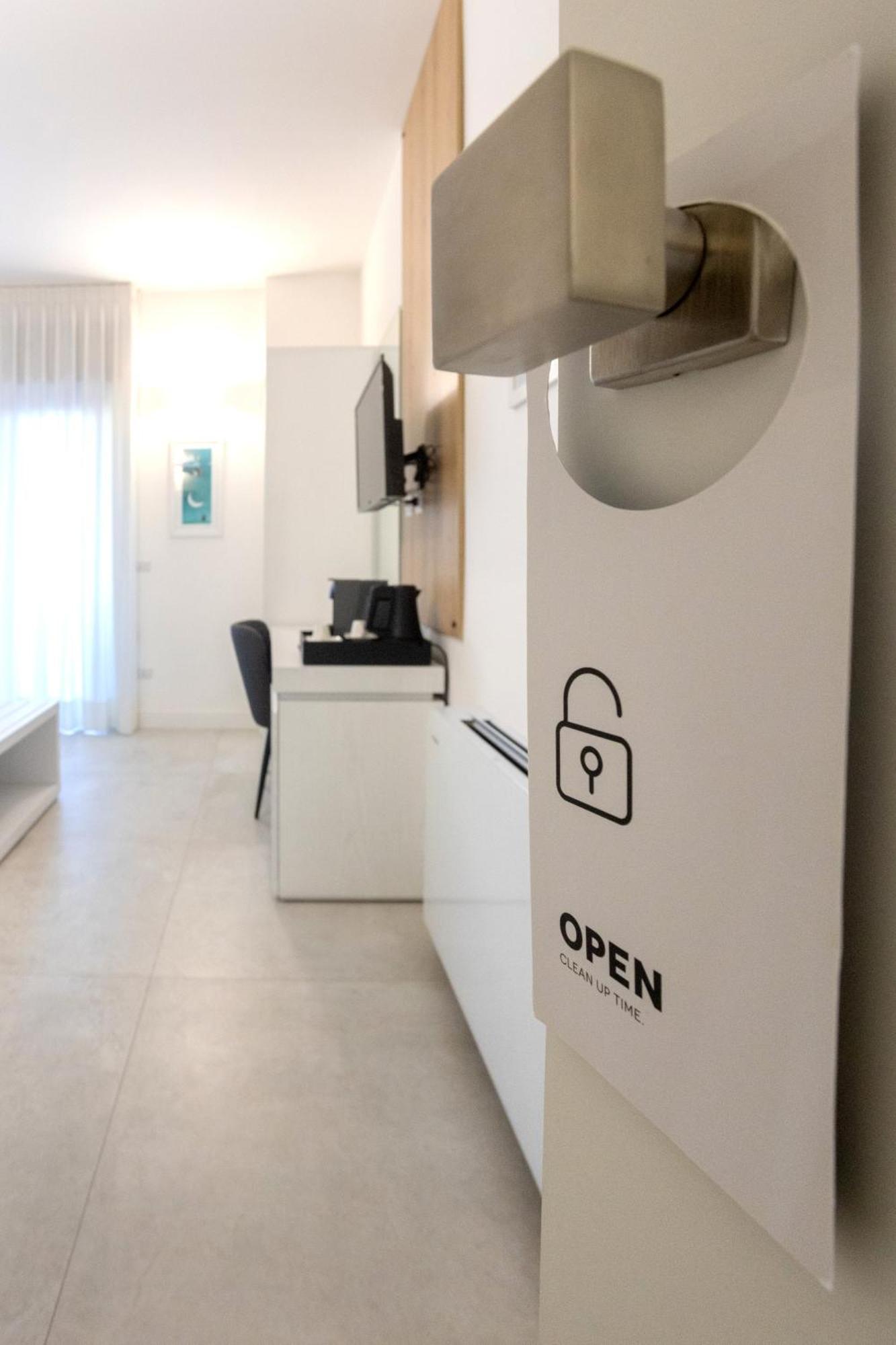 Lo Studio Di Viale Lo Re Camere & Caffe' レッチェ エクステリア 写真